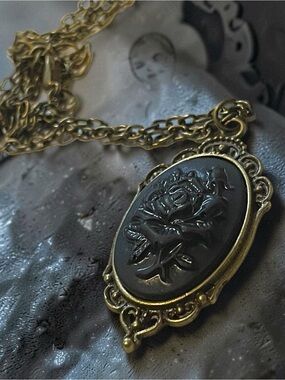 🆕 Vintage Gothic - Black Rose Cameo Pendant Necklace - Timeless Women’s Jewelry